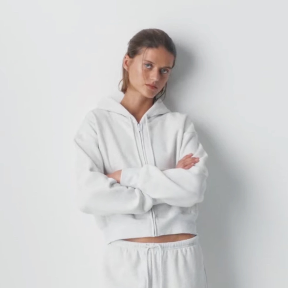 Aritzia TNA sweat fleece zip-up hoodie in white, size Small